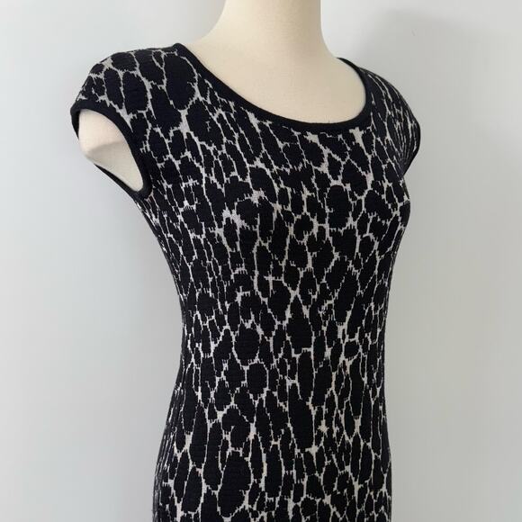 St. John Knit Sheath Dress Cap Sleeve Knee-Length Black/White Animal Print 2 - Picture 5 of 11